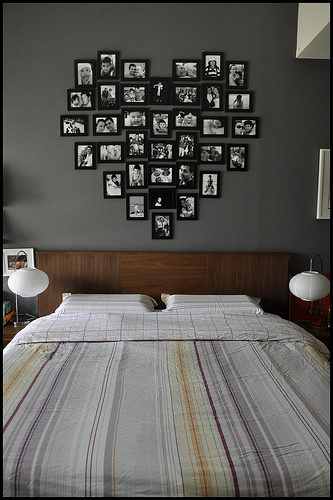 bedroom wall decorating with photo frames