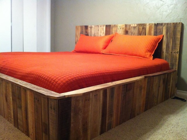 contemporary bed made by pallets