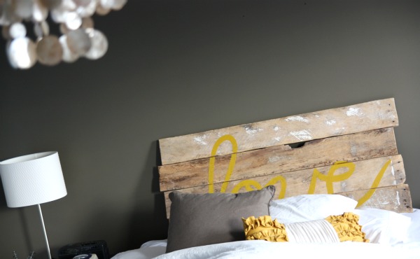 driftwood bed made by pallets