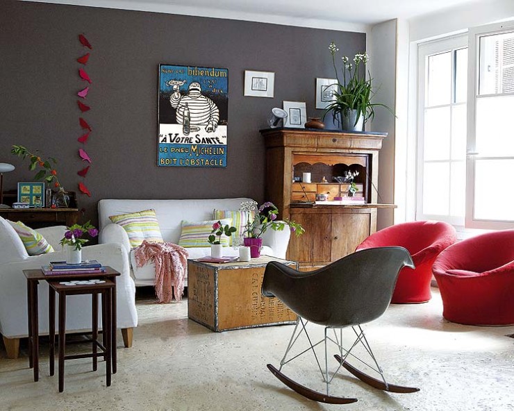 antique furniture in modern living room design
