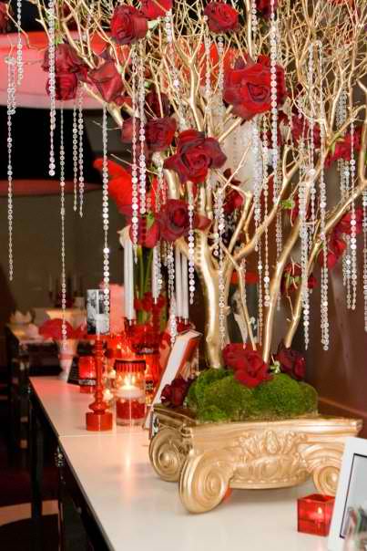 gorgeous crystal adorned tree Christmas centerpieces 19 ideas