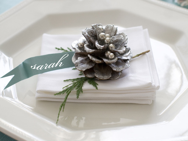 adorable christmas table decorations with pinecones