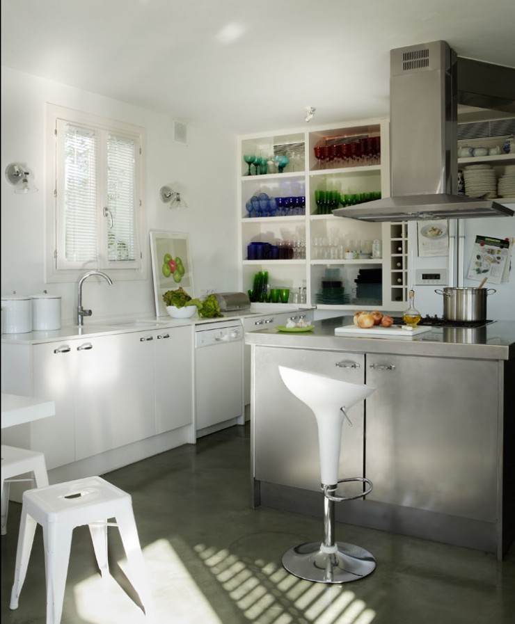 white kitchen in home in girona 7
