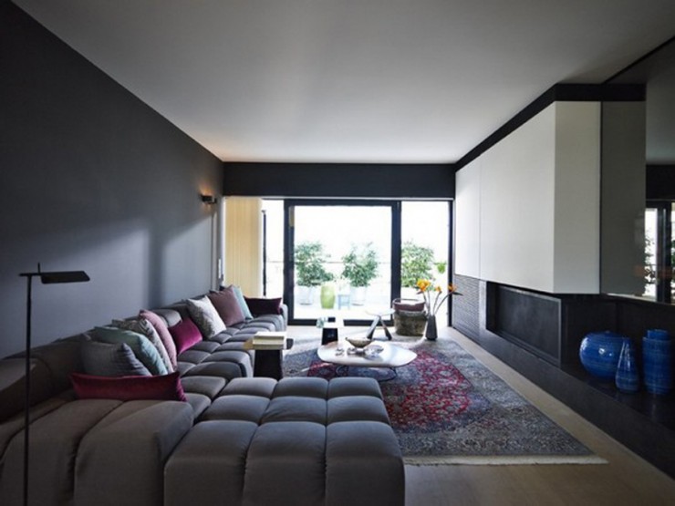 acent barvy v šedé obývací pokoj