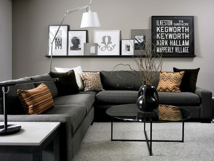  sötét szürke kanapé és dekoratív párnák
