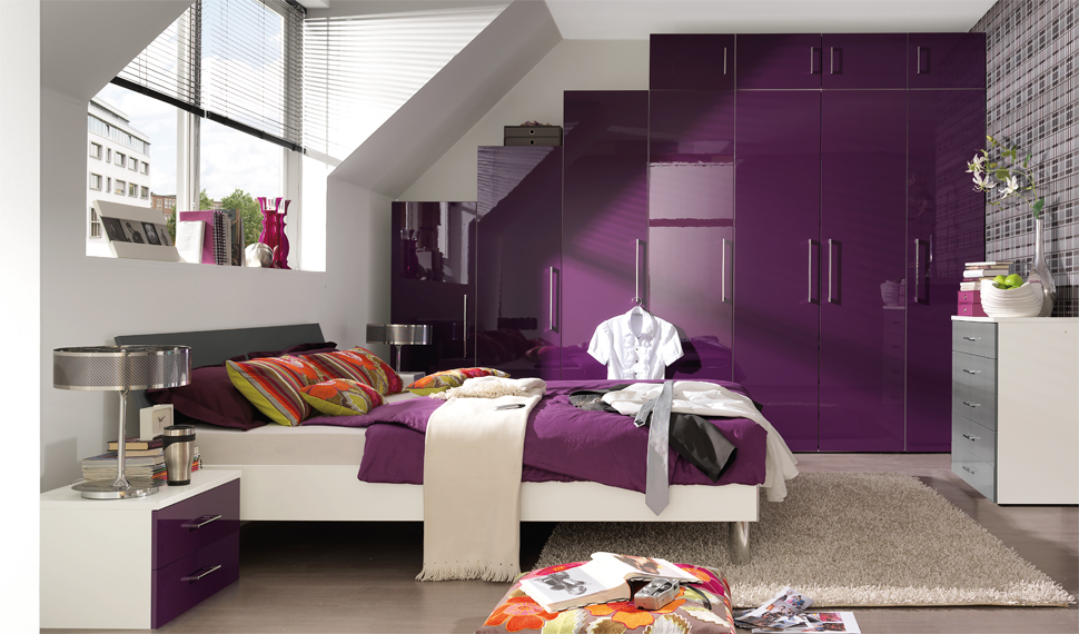 Bedroom with purple highgloss wardrobe by Wellemobel .