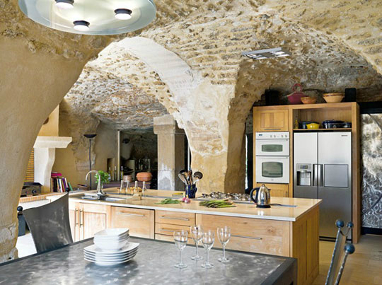  Old stone ceiling and contemporary furniture
