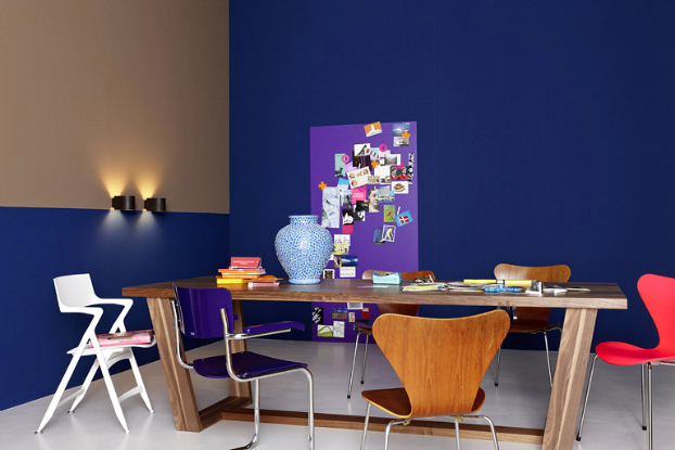 bold-navy-blue-color-paint-room-decorating-idea