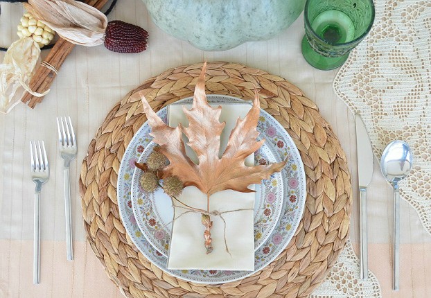 thanksgiving table decorations with copper leaves