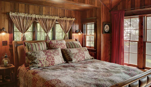 wood traditional bedroom design cabin 2