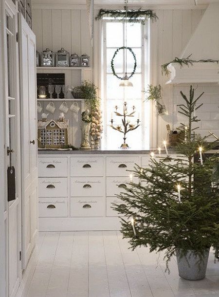 Scandinavian Christmas tree decoraating idea