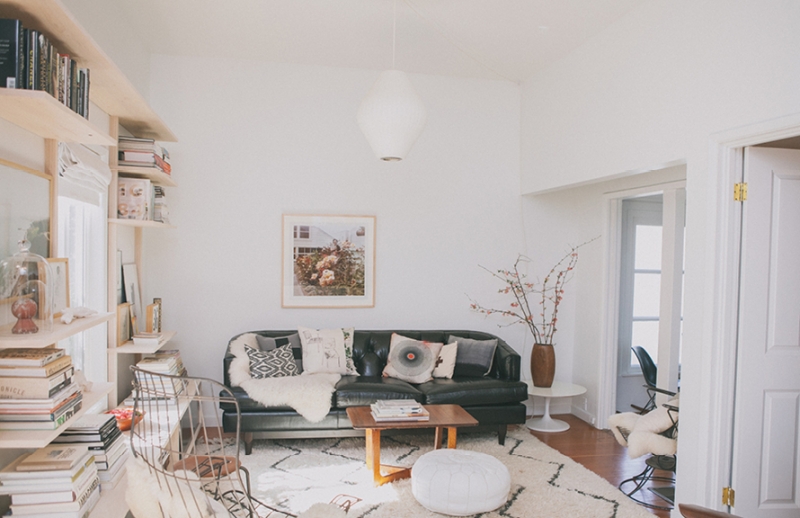 Bohemian Modern Style living room decoratin ideas with black leather sofa