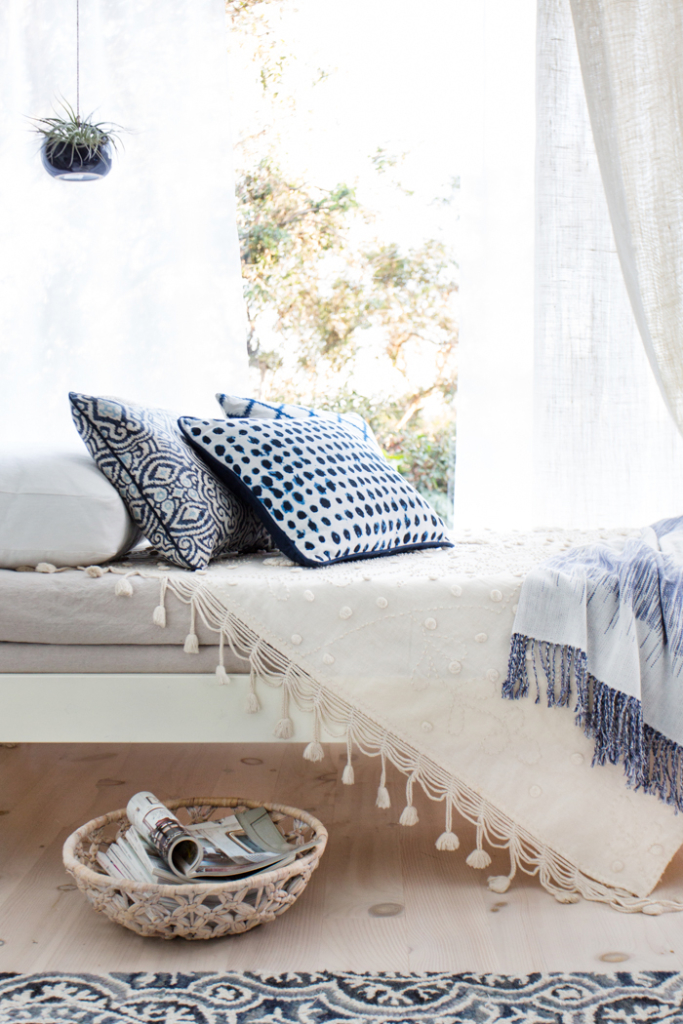 How to Create the Perfect Blue and White Sunroom 9