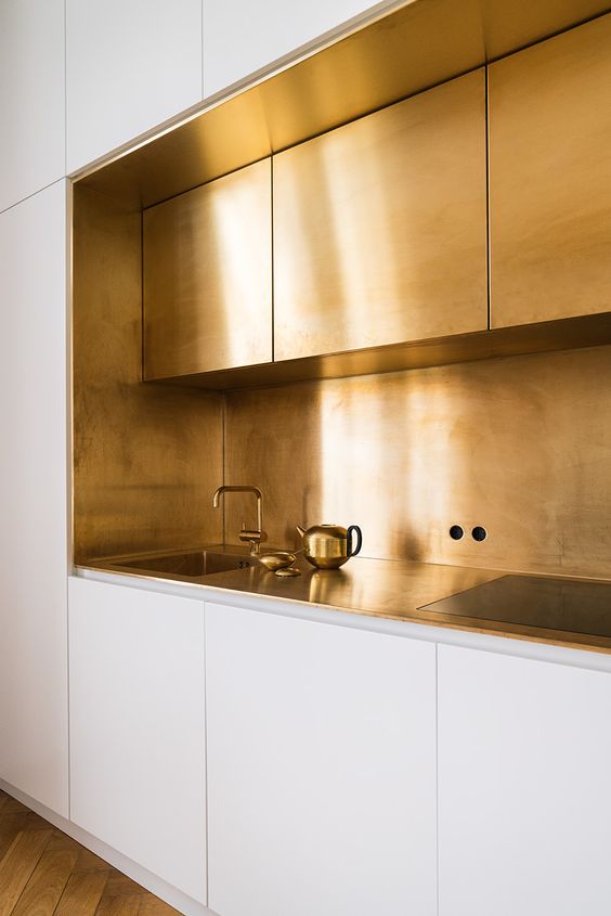 brass and white kitchen design idea