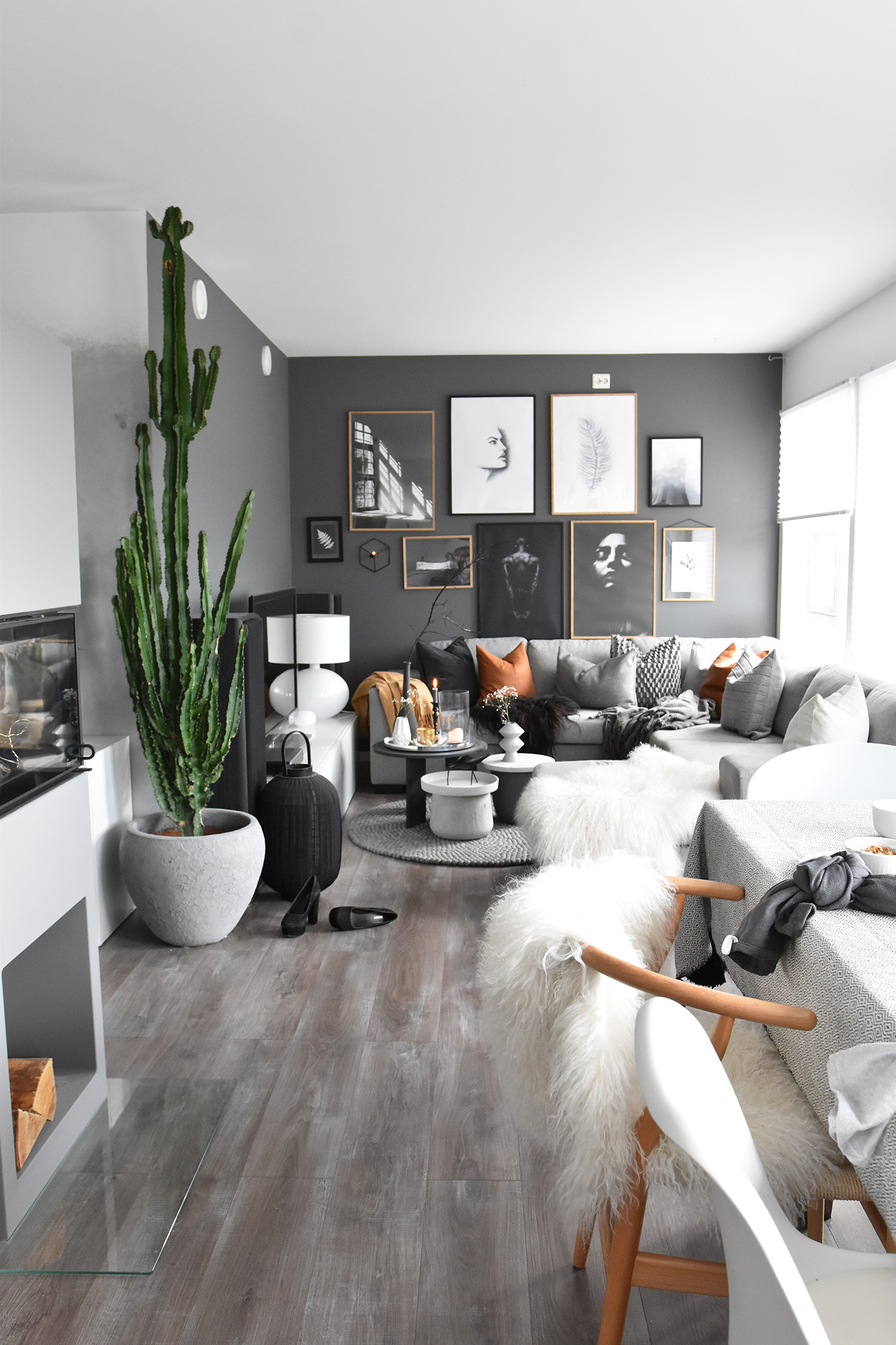 dark grey black wall living room idea
