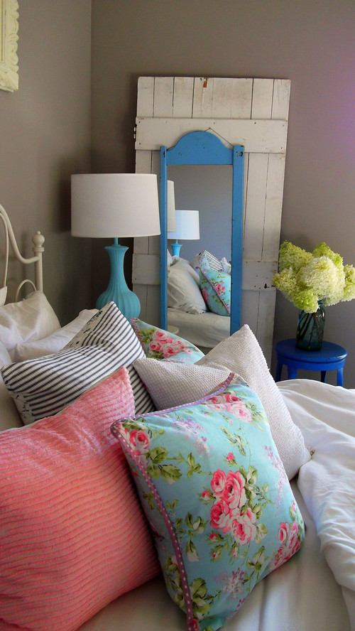 A City.Cottage eclectic bedroom