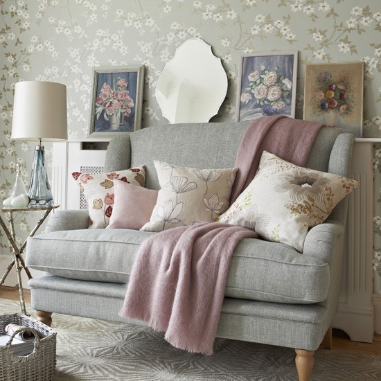 Akzent rosa Farbe für graues Sofa