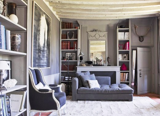 šedá obývací pokoj design s knihovnou 