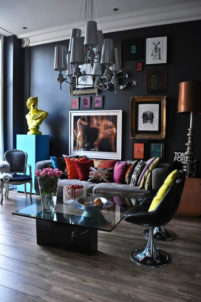 Living Room With Dark Dramatic Walls: 30 Ideas
