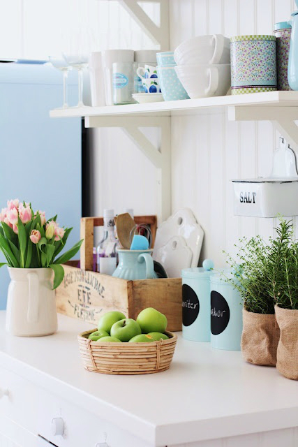 kitchen decorating ideas with herbs 33