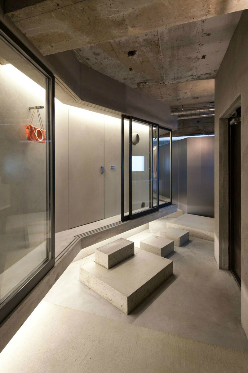 Renovation of a 40-Year-Old Reinforced Concrete Apartment 13