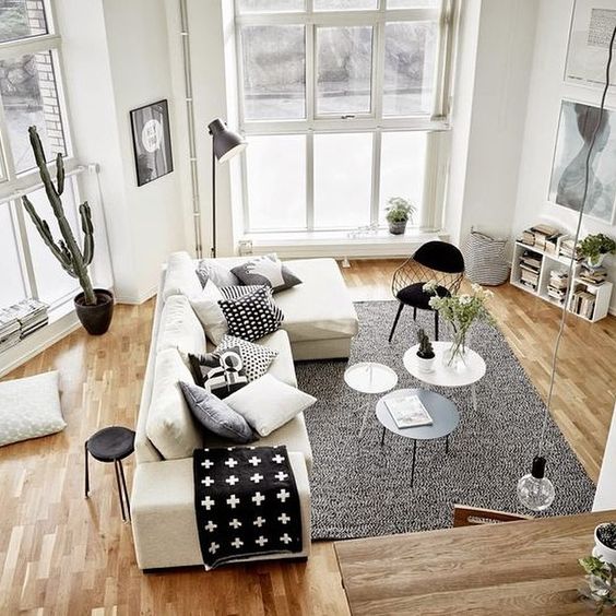 Design alb-negru cu podea din lemn