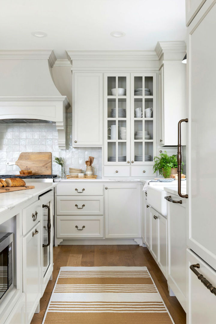 white kitchen cabinets 