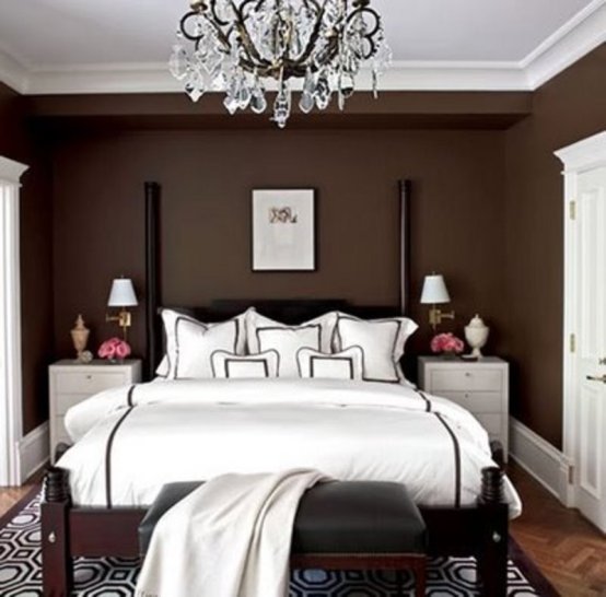 ložnice s tmavě hnědé stěny a lustr
