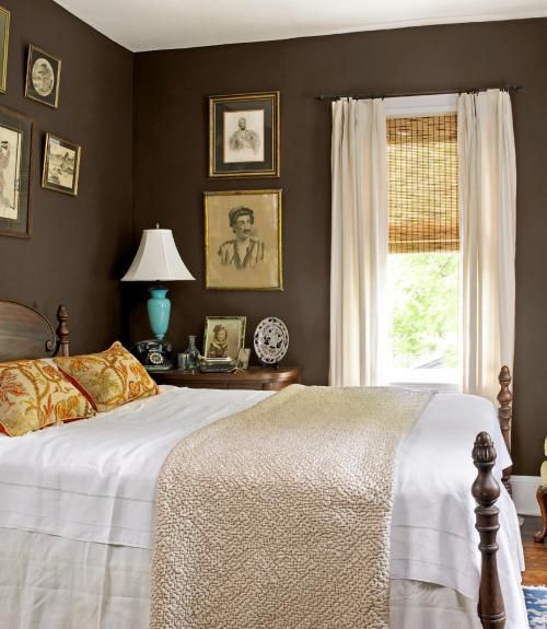 brązowa ściana sypialni z ramkami