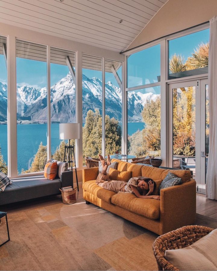 große Fenster in einem braunen Wohnzimmer Dekor 