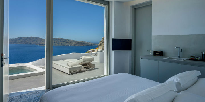 Echoes Luxury Suites in Oia Santorini