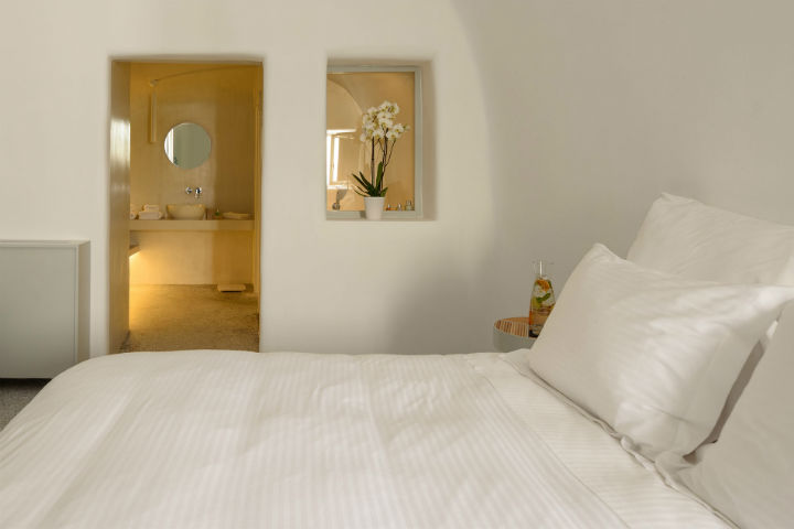 Echoes Luxury Suites in Oia Santorini 24