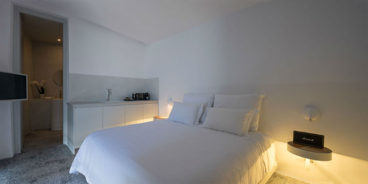 Echoes Luxury Suites in Oia Santorini3