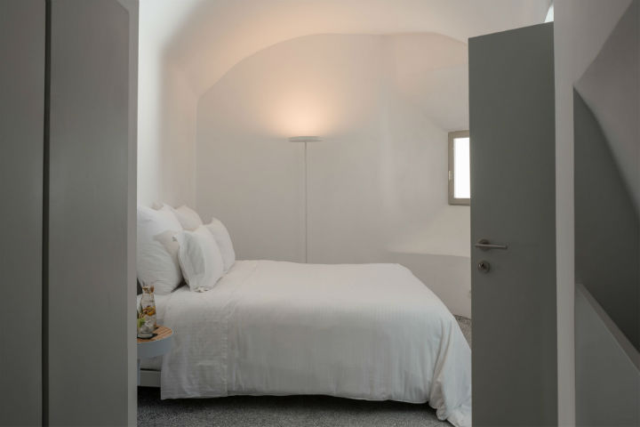 Echoes Luxury Suites in Oia Santorini9