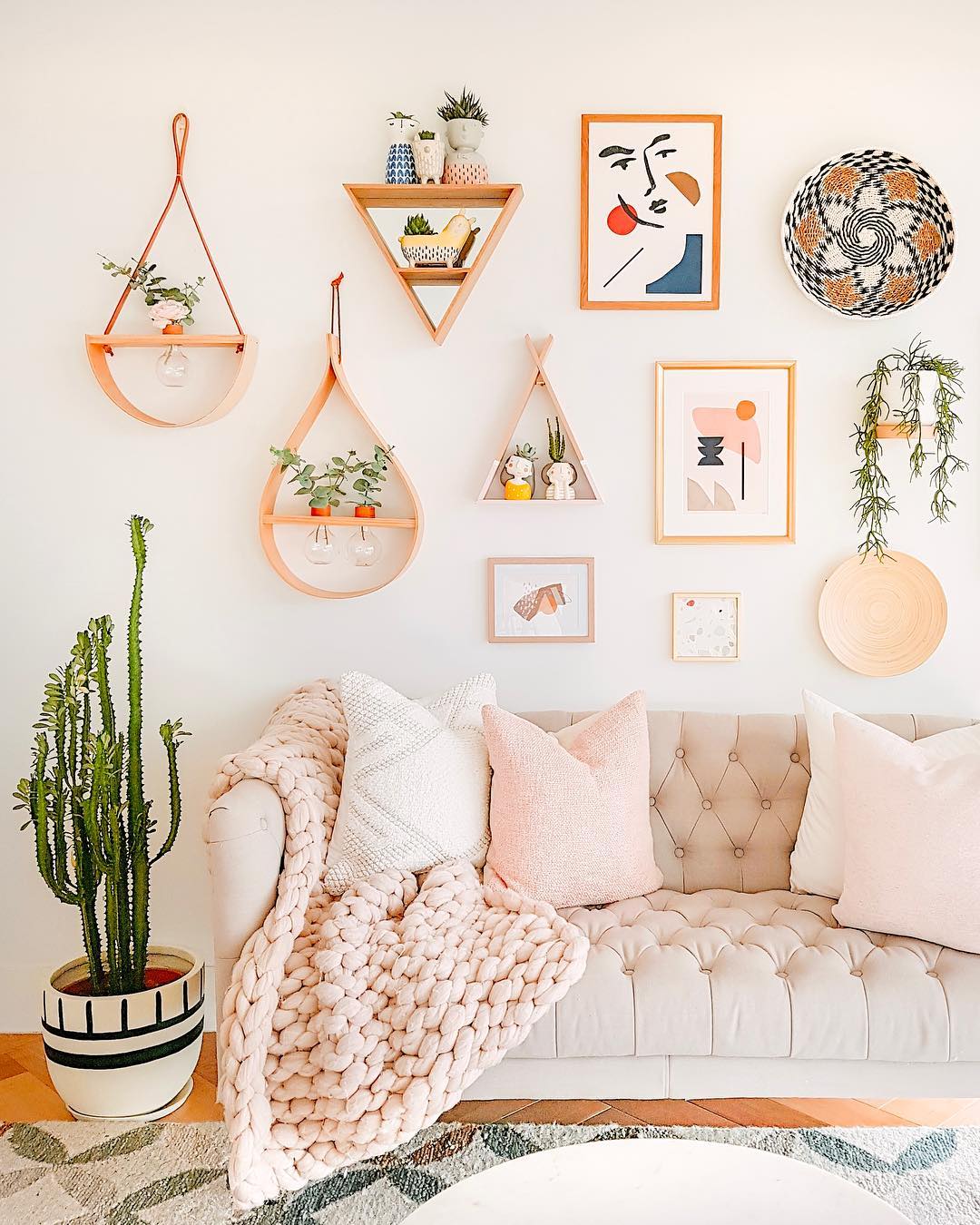 instagram-worthy-living-room-with-wall-gallery