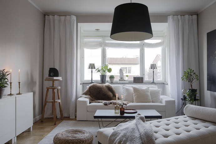 small feminine white living room decorating idea