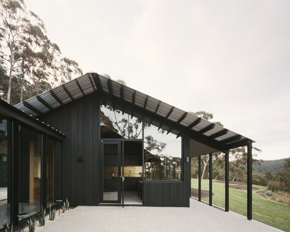 A Minimalist Retreat For Disconnection From The World Of City