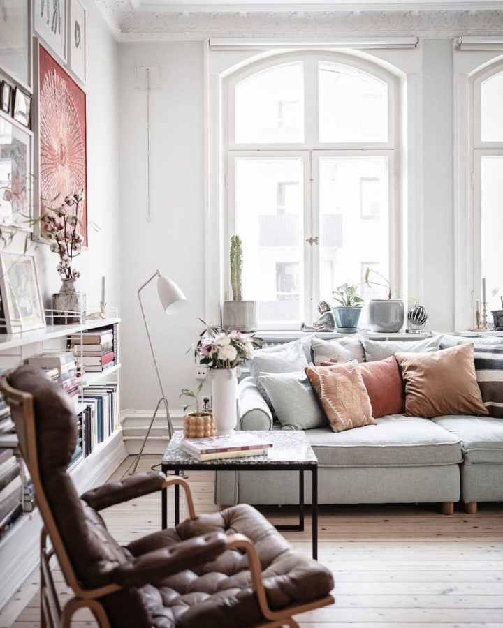Scandinavian-living-room-with-pops-of-color