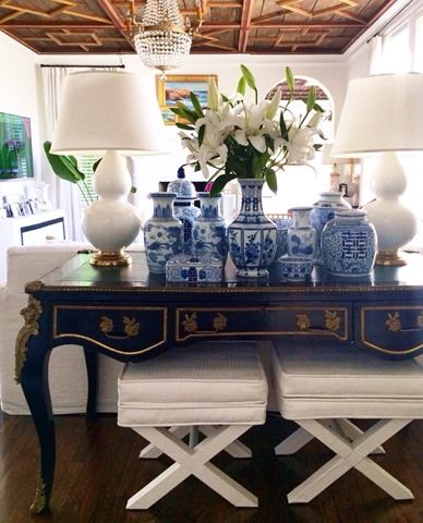 classic-living-room-with-blue-porcelain-vases