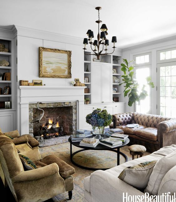 classic-traditional-living-room-with-leather-sofa