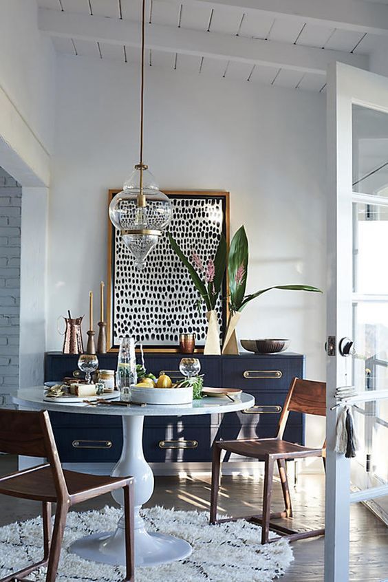 dining-room-with-modern-overcized-painting-1