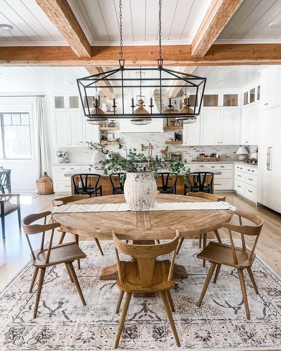 farmhouse-dining-room-with-round-table