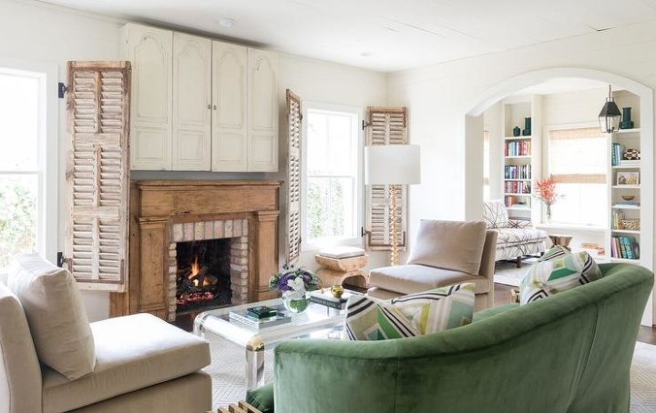 neutral-living-room-with-green-velvet-sofa