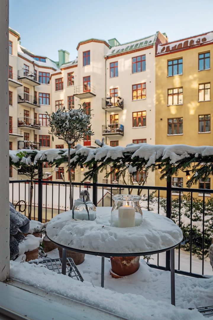 Scandinavian-snowy-balcony
