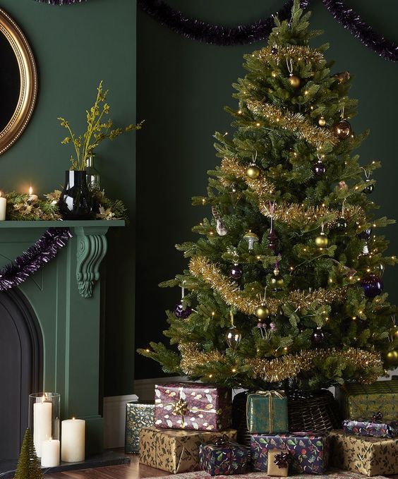 gold-tinsel-on-Christmas-tree