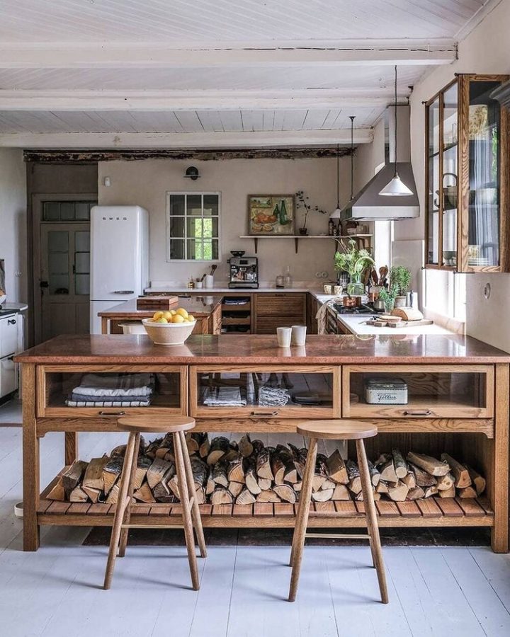 wood kitchen U-shape layout with peninsula