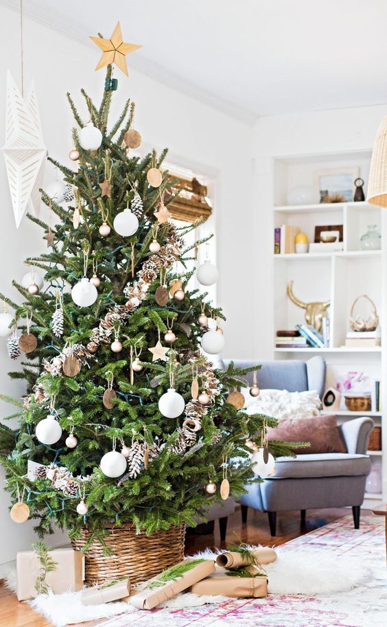 tinsel-on-Christmas-tree
