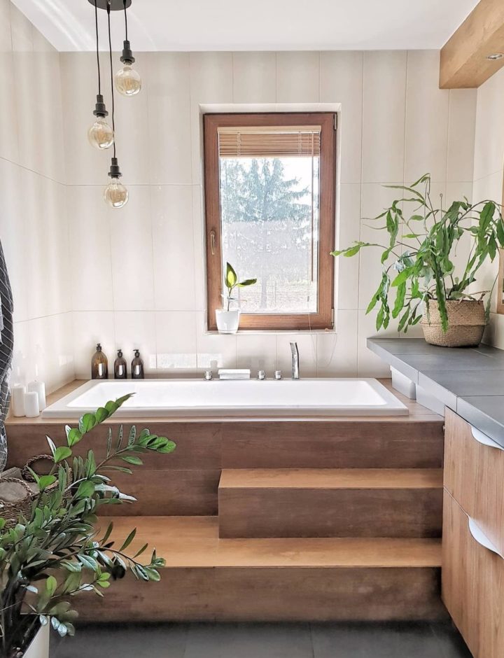 Sunken Bathtub With wood look tiles Steps