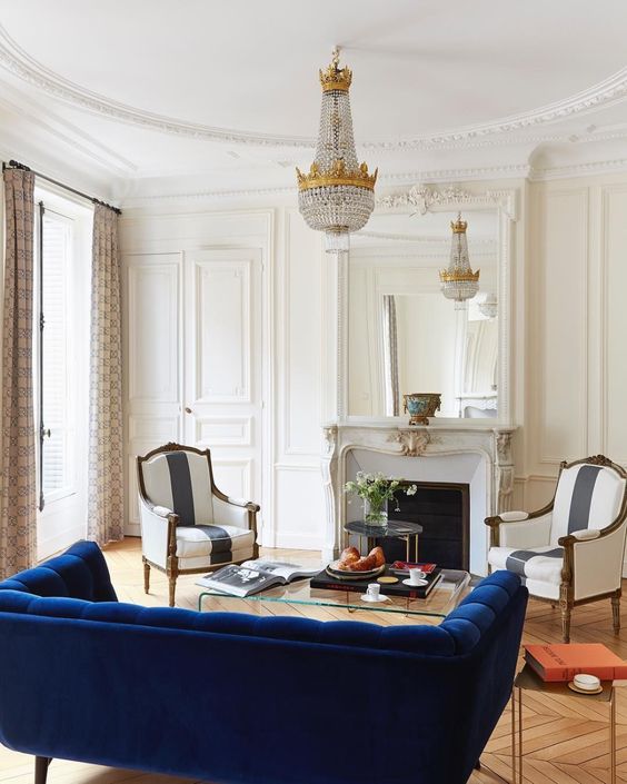 Parisian-luxury-living-room-with-Wainscoting