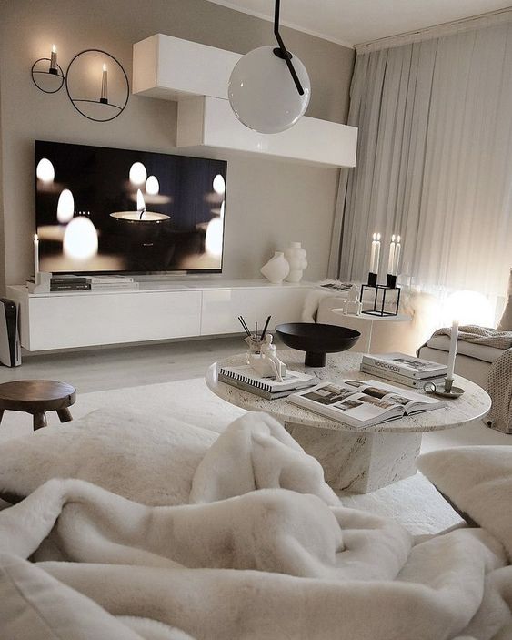 white-living-room-decor-with-candles